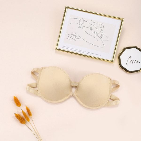 Biustonosz bez ramiączek z delikatnego materiału Indrischka. Brązowe biustonosze Intica, bez wzorów, z materiału. W wyprzedaży za 69,00 zł.