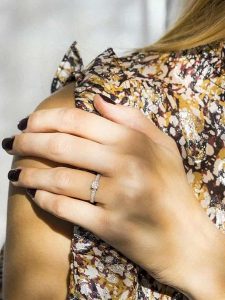 DIAMOND & CO Złoty pierścionek "Magana" z diamentami rozmiar: 62. Szare pierścionki Diamond & Co, z diamentem, złote. Za 1 248,97 zł.