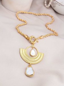 L'Atelier de Gaia Pozłacany naszyjnik z zawieszką - dł. 45 cm rozmiar: onesize. Białe naszyjniki L'Atelier de Gaia, z perłą, pozłacane. Za 69,99 zł.