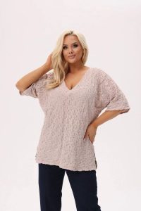 Kimonowa bluzka Zaria o marszczonej teksturze - Piaskowy Puder PLUS SIZE XXL OVERSIZE. Zielone bluzki Moda Size Plus Iwanek, l, bez wzorów, z bawełny, biznesowe, bez kołnierzyka, plus size, bez ramiączek. W wyprzedaży za 109,90 zł.