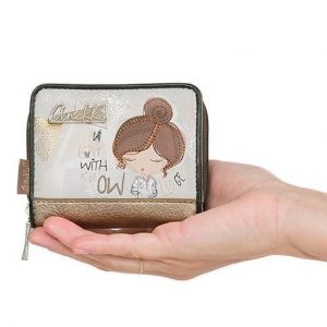 Portfel damski Anekke, z efektownym nadrukiem i metalowym logo zapinany na suwak wyposażony w przegrody na karty kieszeń na monety, brązowy, 42809-90. Brązowe portfele Anekke, bez wzorów. Za 129,00 zł.