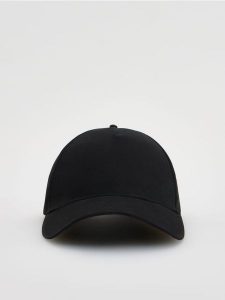 Czapka z daszkiem - czarny. Czarne czapki Reserved, bez wzorów. W wyprzedaży za 32,99 zł.