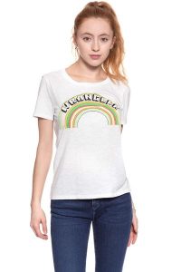 WRANGLER T SHIRT DAMSKI GRAPHIC TEE OFFWHITE W702RG902 112130900. Białe t-shirty Wrangler, xs, bez wzorów, bez kołnierzyka, bez ramiączek. W wyprzedaży za 39,99 zł.