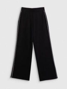 4F Spodnie dresowe z szerokimi nogawkami damskie - czarne XL. Czarne spodnie dresowe 4f, xl, bez wzorów, z dresówki. Za 159,99 zł.