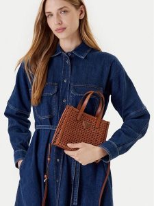 Guess Torebka Brigitta Mini HWWZ72 06770 Brązowy. Brązowe torebki klasyczne Guess, z aplikacjami, ze skóry, bez dodatków. Za 319,99 zł.