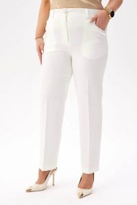 Eleganckie spodnie Eleonora w kolorze ecru PLUS SIZE XXL. Spódnice Moda Size Plus Iwanek, do pracy, plus size, bez wzorów, z elastanu, biznesowe, plus size, mini. W wyprzedaży za 169,90 zł.