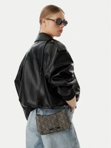 Calvin Klein Torebka Emblem Aop LV04F1164G Czarny. Czarne torebki klasyczne Calvin Klein, bez wzorów, z materiału, bez dodatków. Za 289,99 zł.