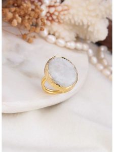 Pierres delicates Pozłacany pierścionek z lapis lazuli rozmiar: onesize. Żółte pierścionki Pierres delicates, z lazurytem, pozłacane. Za 73,76 zł.