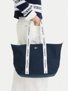 Tommy Jeans Torebka Tjw Ess Daily Tote AW0AW18461 Beżowy. Brązowe shopper bag Tommy Jeans, bez wzorów, z jeansu, bez dodatków. Za 240,99 zł.