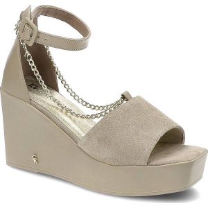 Beżowe Sandały Carinii Eleganckie Buty Damskie. Brązowe sandały Carinii, bez wzorów, ze skóry, bez obcasa, na koturnie, bez zapięcia. Za 269,00 zł.