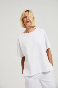 T-shirt oversize biały. Białe t-shirty MOODO, l, bez wzorów, bez kołnierzyka, bez ramiączek. W wyprzedaży za 22,99 zł.