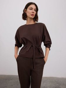 BGN Bluzka w kolorze brązowym rozmiar: 40. Brązowe bluzki BGN, bez wzorów, z tkaniny, bez kołnierzyka, bez ramiączek. Za 127,05 zł.