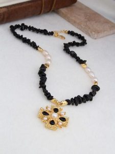 L'Atelier de Gaia Pozłacany naszyjnik z elementami ozdobnymi - dł. 47 cm rozmiar: onesize. Czarne naszyjniki L'Atelier de Gaia, z onyksem, pozłacane. Za 86,99 zł.