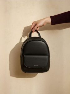 Elegancki plecak z imitacji skóry - czarny. Czarne plecaki Sinsay. Za 59,99 zł.
