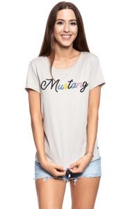 MUSTANG T SHIRT DAMSKI Alina C Print 1009824 4025. Brązowe t-shirty Mustang, s, bez wzorów, bez kołnierzyka, bez ramiączek. W wyprzedaży za 39,99 zł.