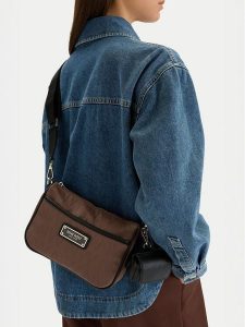 Nine West Torebka CEO-Marisse-LA374-4707 Brązowy. Brązowe listonoszki Nine West, bez wzorów, z materiału, bez dodatków. Za 219,99 zł.