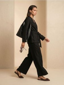 Żakiet kimono z wiskozą i domieszką lnu - czarny. Czarne marynarki i żakiety Sinsay, l, bez wzorów, z wiskozy. Za 69,99 zł.
