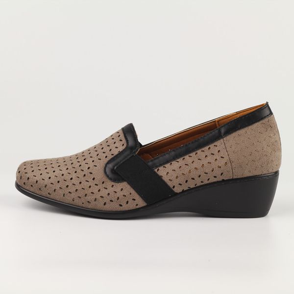 Szare półbuty damskie na koturnie M.Daszyński 2166-7. Szare półbuty M.Daszyński, w ażurowe wzory, z zamszu, bez obcasa, na koturnie, bez zapięcia. Za 119,00 zł.