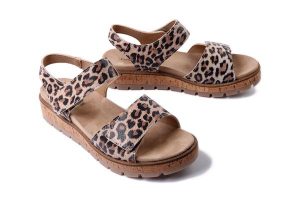 COMFORTABEL 710209-00 leo, sandały damskie. Brązowe sandały Comfortabel, bez wzorów, bez obcasa, na płaskiej podeszwie, bez zapięcia. Za 230,93 zł.
