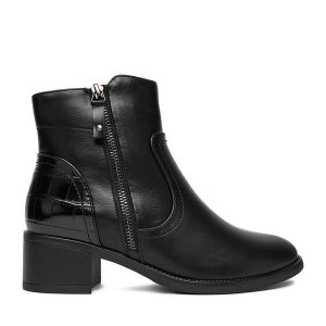 Botki Clara Barson. Czarne botki Clara Barson, bez wzorów, bez obcasa, na słupku, bez zapięcia. Za 139,99 zł.