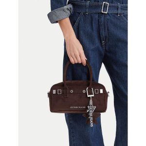 Torebka Guess Jeans. Brązowe kuferki Guess Jeans, z aplikacjami, z jeansu, bez dodatków. Za 269,99 zł.