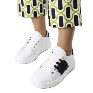 Białe sneakersy zdobione czarną klamerką Erin. Białe trampki z aplikacjami, ze skóry ekologicznej, bez zapięcia. Za 78,89 zł.