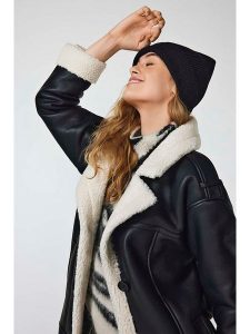 ONLY Czapka beanie "Zenna" w kolorze czarnym rozmiar: onesize. Czarne czapki ONLY, bez wzorów, z materiału. Za 48,50 zł.