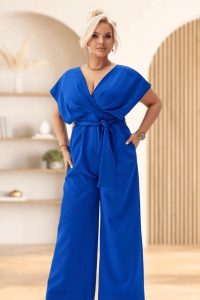 Elegancki szafirowy kombinezon Valentina PLUS SIZE XXL. Niebieskie kombinezony Moda Size Plus Iwanek, plus size, bez wzorów, z elastanu, eleganckie, bez kołnierzyka, plus size, bez ramiączek, krótkie. Za 469,90 zł.