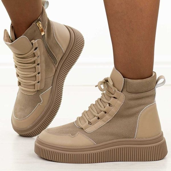 Beżowe skórzane botki damskie Filippo Dbt7270/25. Brązowe botki Filippo, na jesień, bez wzorów, z dzianiny, z okrągłym noskiem, bez obcasa, na platformie, bez zapięcia. W wyprzedaży za 239,25 zł.