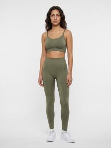 Damskie legginsy Hummel Flow. Czarne legginsy Hummel, bez wzorów, z dzianiny. Za 167,00 zł.
