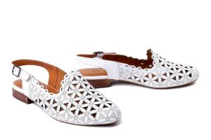 BOCCATO 408.759 biały, czółenka damskie. Białe czółenka Boccato, w ażurowe wzory, z gumy, bez obcasa, na obcasie, bez zapięcia. Za 299,90 zł.