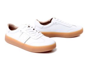 FILIPPO DP7543/26 WH biały, półbuty damskie. Białe półbuty Filippo, bez wzorów, ze skóry, bez obcasa, bez zapięcia. Za 199,90 zł.