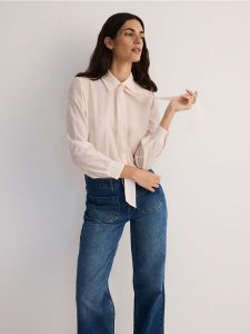 Koszula z ozdobnym wiązaniem - różowy. Czerwone koszule Reserved, l, bez wzorów, z lyocellu, bez kołnierzyka, bez ramiączek. W wyprzedaży za 89,99 zł.