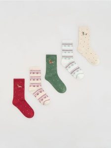 Skarpetki ze świątecznym motywem 5 pack - czerwony. Czerwone skarpetki Reserved, bez wzorów. Za 59,99 zł.