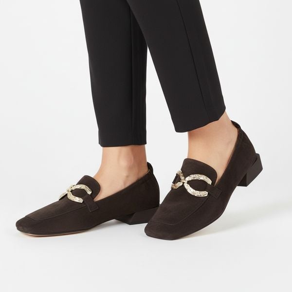 Półbuty damskie S.Barski, cholewka skóra naturalna wsuwany fason metalowa ozdoba na przodzie niski obcas kwadratowy nosek klasyczna linia minimalisty. Brązowe czółenka S.BARSKI, z aplikacjami, z materiału, bez obcasa, na obcasie, bez zapięcia. Za 350,90 zł.