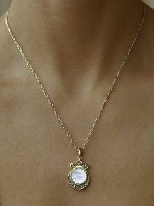Taboo Pozłacany naszyjnik z zawieszką - dł. 40 cm rozmiar: onesize. Białe naszyjniki Taboo, z perłą, pozłacane. Za 206,42 zł.