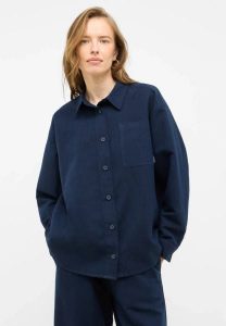 Damska Koszula Mustang Style Willow Navy Blazer 1016575 5324. Niebieskie koszule Mustang, m, bez wzorów, bez kołnierzyka, bez ramiączek. Za 149,99 zł.