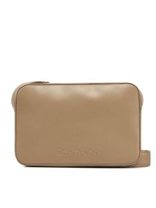 Calvin Klein Torebka Embossed Logo Camera Bag K60K612555 Brązowy. Brązowe listonoszki Calvin Klein, bez wzorów, ze skóry, bez dodatków. Za 229,99 zł.