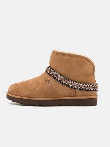 UGG Skórzane botki "Crescent" w kolorze jasnobrązowym rozmiar: 36. Białe botki Ugg, bez wzorów, ze skóry, bez obcasa, bez zapięcia. Za 590,20 zł.