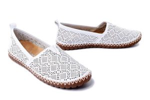 RIEKER M2851-80 white, półbuty damskie. Białe półbuty Rieker, na lato, w ażurowe wzory, bez obcasa, bez zapięcia. Za 319,90 zł.