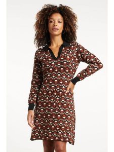 Smashed Lemon Sukienka dzianinowa w kolorze jasnobrązowym rozmiar: XS. Brązowe sukienki Smashed Lemon, na co dzień, xs, bez wzorów, z dzianiny, bez kołnierzyka, bez ramiączek, midi, proste. Za 143,99 zł.