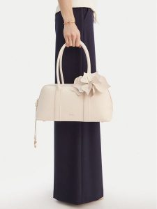 GINO ROSSI Torebka C-LDA8017A Écru. Białe torebki klasyczne Gino Rossi, bez wzorów, z materiału, bez dodatków. Za 249,99 zł.