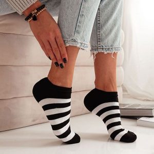 Stopki damskie w grube czarne paski (model 935). Czarne skarpetki Milena, bez wzorów, z bawełny. Za 14,90 zł.