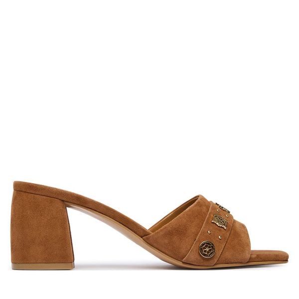 Klapki Guess. Brązowe klapki Guess, z aplikacjami, bez obcasa. Za 471,99 zł.