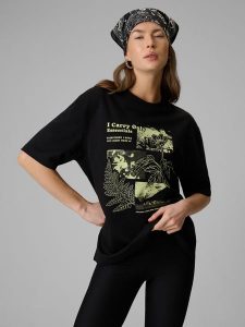 4F T-shirt loose z nadrukiem damski - czarny M. Czarne t-shirty 4f, m, bez wzorów, z dzianiny, bez kołnierzyka, bez ramiączek. Za 79,99 zł.