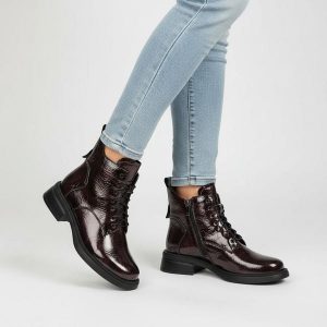 Botki damskie S. Barski, lakierowane na płaskim obcasie ze skóry i zapinane na suwak, bordowe, LZ52-954. Czerwone botki S.BARSKI, na jesień, bez wzorów, z lakierowanej skóry, bez obcasa, na płaskiej podeszwie, bez zapięcia. Za 348,99 zł.