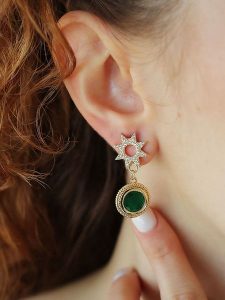 Pierres delicates Pozłacane kolczyki-wkrętki z cyrkoniami rozmiar: onesize. Zielone kolczyki Pierres delicates, z cyrkonią, pozłacane. Za 43,99 zł.