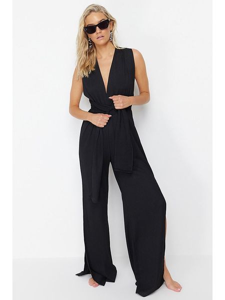 Trendyol Kombinezon w kolorze czarnym rozmiar: 34. Czarne kombinezony Trendyol, bez wzorów, bez kołnierzyka, bez ramiączek. Za 65,69 zł.