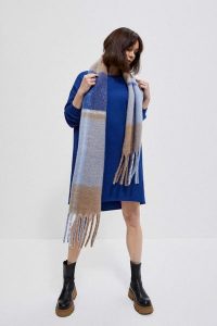 Szal w kratkę z frędzlami niebieski. Niebieskie szaliki MOODO, bez wzorów, z poliesteru. W wyprzedaży za 55,99 zł.