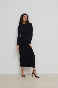 Sukienka z marszczeniami w kolorze TOTALLY BLACK - PIURA-XS/S. Czarne sukienki Marsala, na spotkanie biznesowe, s, bez wzorów, z elastanu, eleganckie, bez kołnierzyka, bez ramiączek, maxi. Za 429,90 zł.